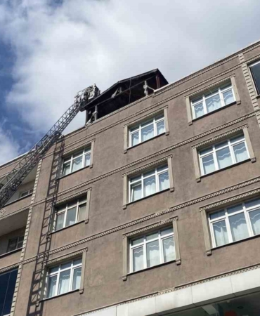 Bayrampaşa'da 4 katlı binanın çatısında yangın çıktı