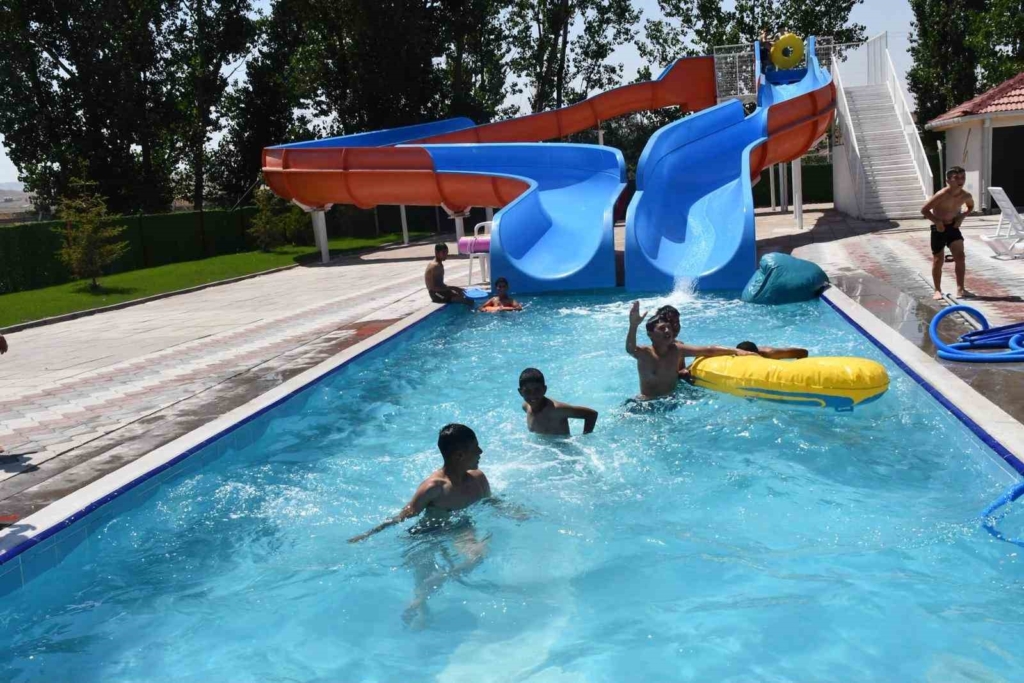 Beylikova'da aquapark ve yüzme havuzları yeniden açıldı