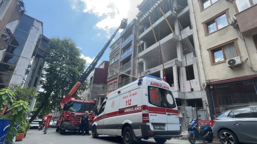 Beyoğlu'nda çatıdaki çıplak kişi turist çıktı