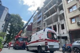 Beyoğlu'nda çatıdaki çıplak kişi turist çıktı