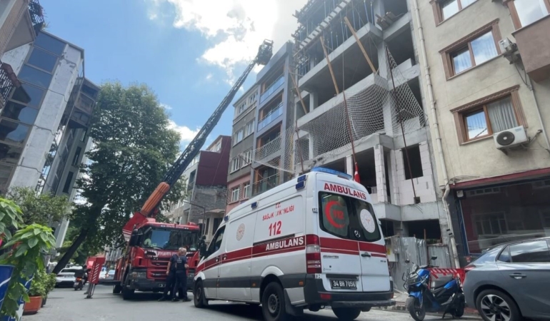 Beyoğlu'nda çatıdaki çıplak kişi turist çıktı