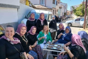 Bilecik'te gelin konvoyunu kesen kadınlar sokakta tavla oynadı