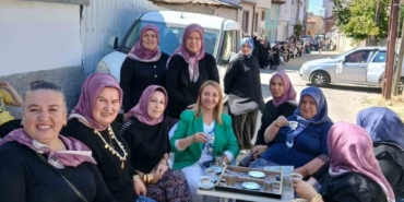 Bilecik'te gelin konvoyunu kesen kadınlar sokakta tavla oynadı