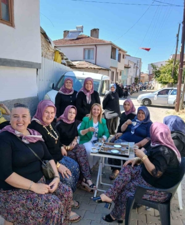 Bilecik'te gelin konvoyunu kesen kadınlar sokakta tavla oynadı