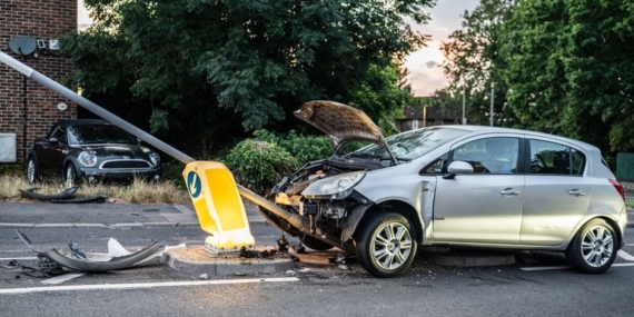 Bilecik'te otomobil bariyere çarptı, 3 astsubay yaralandı