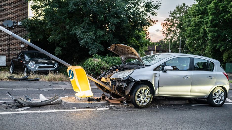 Bilecik'te otomobil bariyerlere çarptı, 3 kişi yaralandı