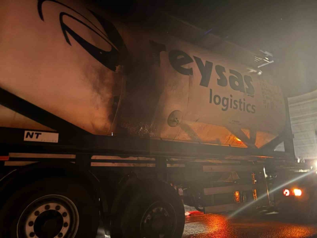 Bilecik'te seyir halindeki tırın dorsesinde yangın çıktı