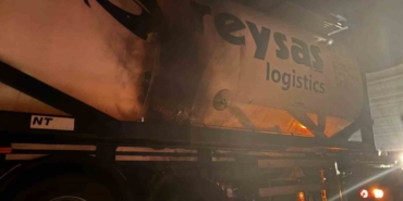 Bilecik'te seyir halindeki tırın dorsesinde yangın çıktı