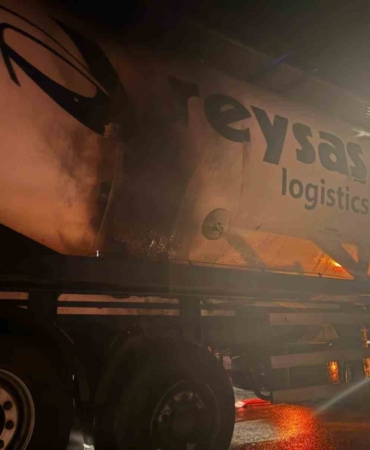 Bilecik'te seyir halindeki tırın dorsesinde yangın çıktı