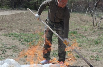 Bilecik'te yol kenarındaki çöp birikintisi yandı