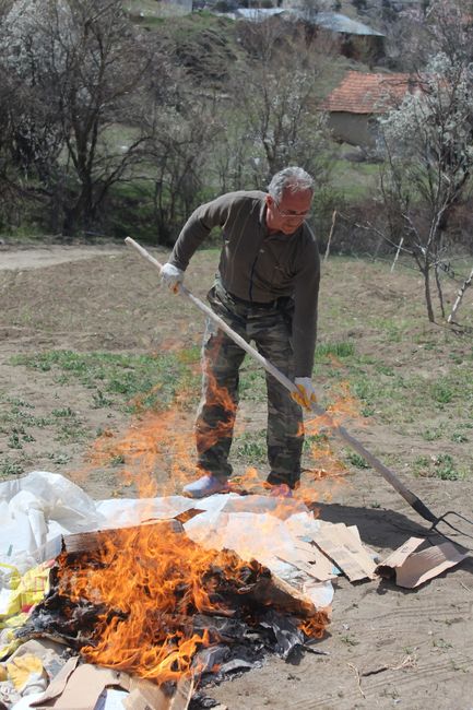 Bilecik'te yol kenarındaki çöp birikintisi yandı