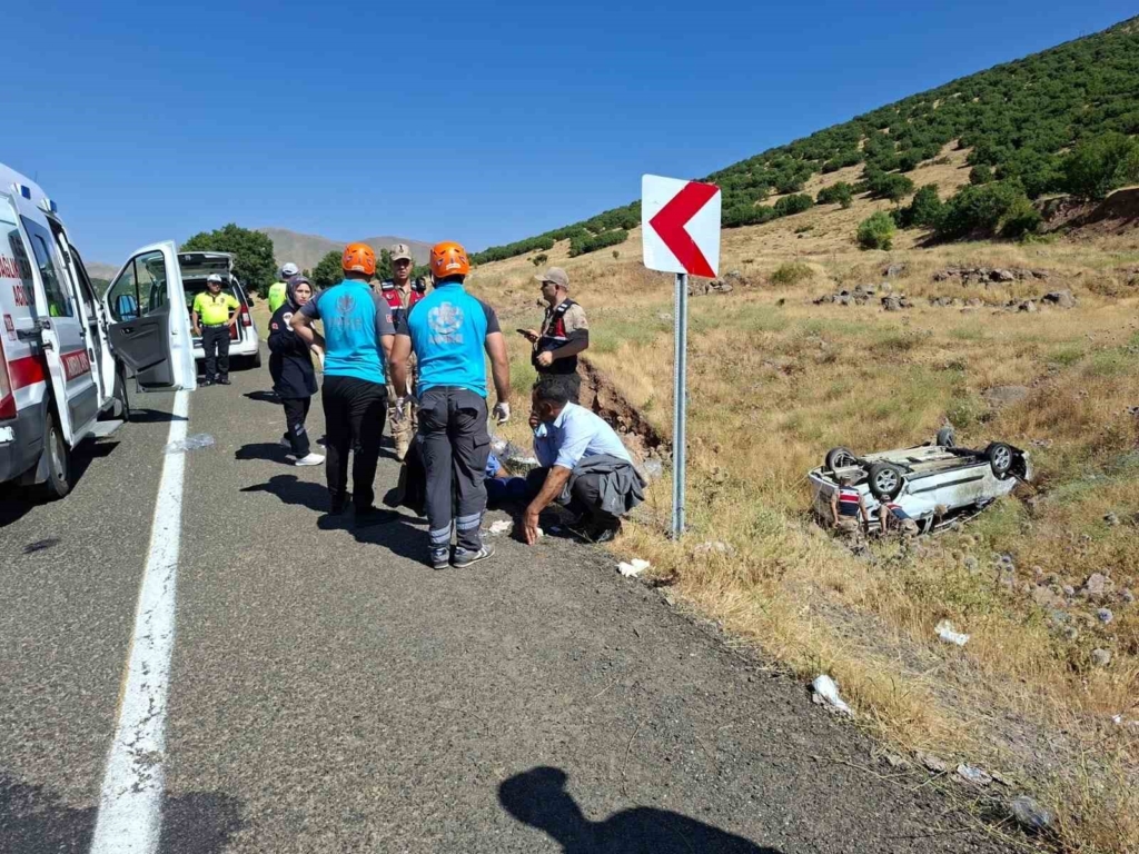Bingöl'de hafif ticari araç takla attı, 6 kişi yaralandı