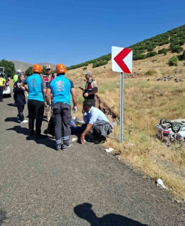 Bingöl'de hafif ticari araç takla attı, 6 kişi yaralandı