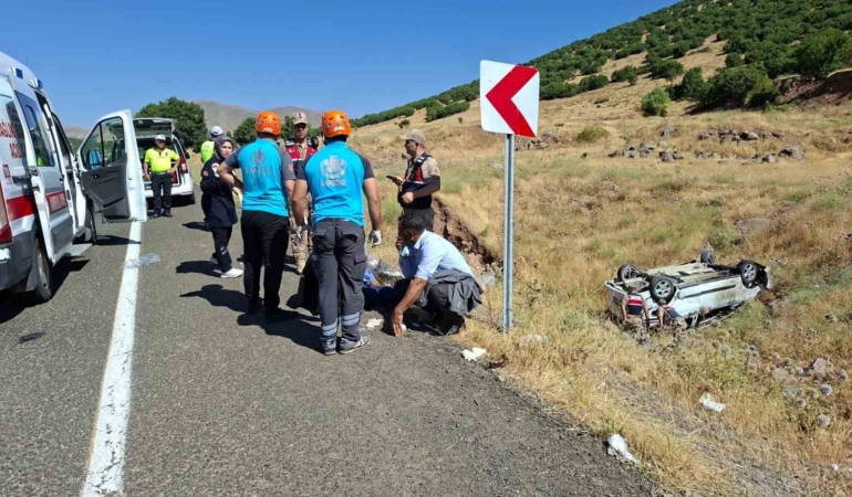 Bingöl'de hafif ticari araç takla attı, 6 kişi yaralandı