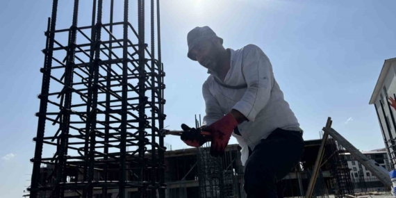 Bingöl'de inşaat işçileri kavurucu sıcaklarda çalışıyor