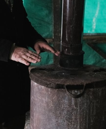 Bolu'da çöken alt geçide giren kişi demir kesti