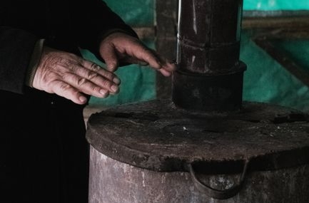 Bolu'da çöken alt geçide giren kişi demir kesti