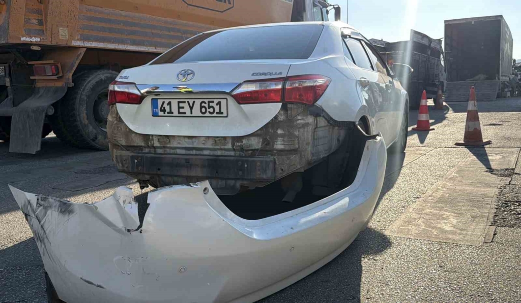 Bolu'da kamyon ile otomobil çarpıştı, maddi hasar oluştu