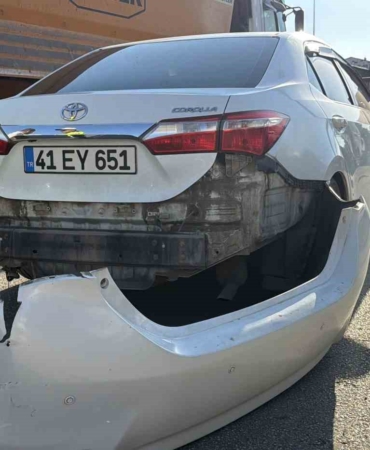 Bolu'da kamyon ile otomobil çarpıştı, maddi hasar oluştu