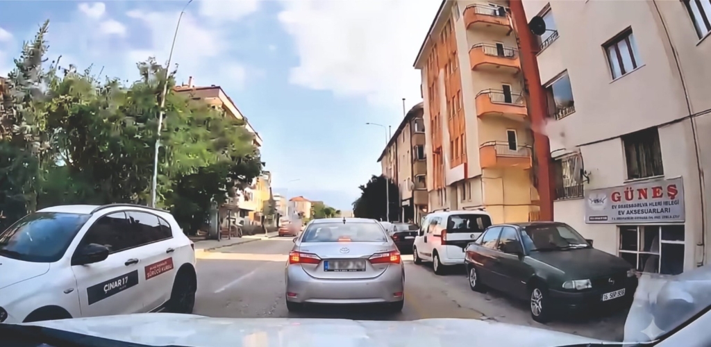 Bolu'da otomobilden çöp atan sürücüye ceza kesildi