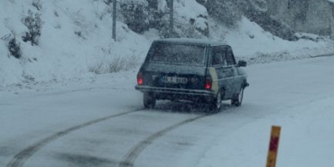 Bolu'da otomobilin kaputunda tehlikeli yolculuk görüntülendi