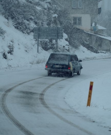 Bolu'da otomobilin kaputunda tehlikeli yolculuk görüntülendi