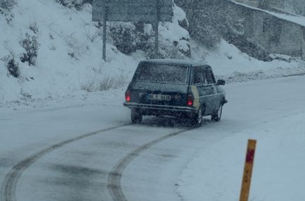Bolu'da otomobilin kaputunda tehlikeli yolculuk görüntülendi