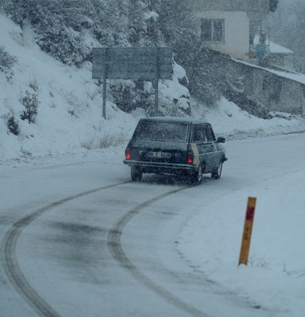 Bolu'da otomobilin kaputunda tehlikeli yolculuk görüntülendi