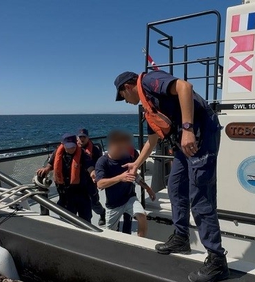Bozcaada açıklarında gemide rahatsızlanan personel tahliye edildi