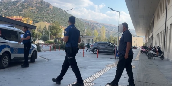 Burdur'da araç parkı kavgasında baba-oğul bıçaklandı