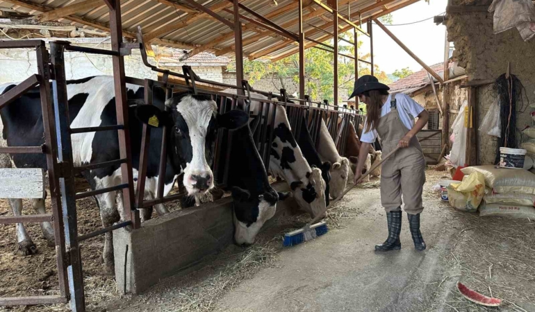 Burdur'da genç çiftçi Emine Kaya, zorluklara rağmen üretime devam ediyor