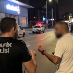 ALKOLLÜ SÜRÜCÜDEN İLGİNÇ HAREKETLER.. YÜZÜNÜ SAKLADI, BASIN MENSUBUNU KAYDA ALIP KÜFÜR ETTİ "BEN BURAYA ARAÇLA GELMEDİM, KAYDINIZ YOK"