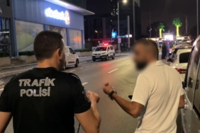 ALKOLLÜ SÜRÜCÜDEN İLGİNÇ HAREKETLER.. YÜZÜNÜ SAKLADI, BASIN MENSUBUNU KAYDA ALIP KÜFÜR ETTİ "BEN BURAYA ARAÇLA GELMEDİM, KAYDINIZ YOK"