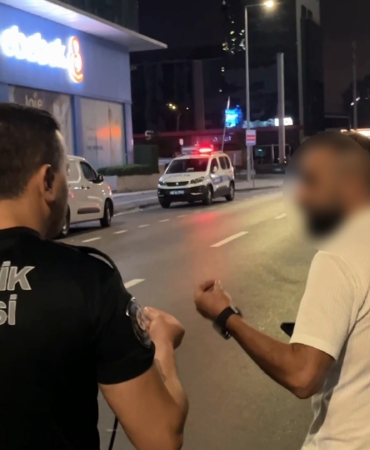 ALKOLLÜ SÜRÜCÜDEN İLGİNÇ HAREKETLER.. YÜZÜNÜ SAKLADI, BASIN MENSUBUNU KAYDA ALIP KÜFÜR ETTİ "BEN BURAYA ARAÇLA GELMEDİM, KAYDINIZ YOK"