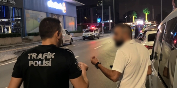 ALKOLLÜ SÜRÜCÜDEN İLGİNÇ HAREKETLER.. YÜZÜNÜ SAKLADI, BASIN MENSUBUNU KAYDA ALIP KÜFÜR ETTİ "BEN BURAYA ARAÇLA GELMEDİM, KAYDINIZ YOK"