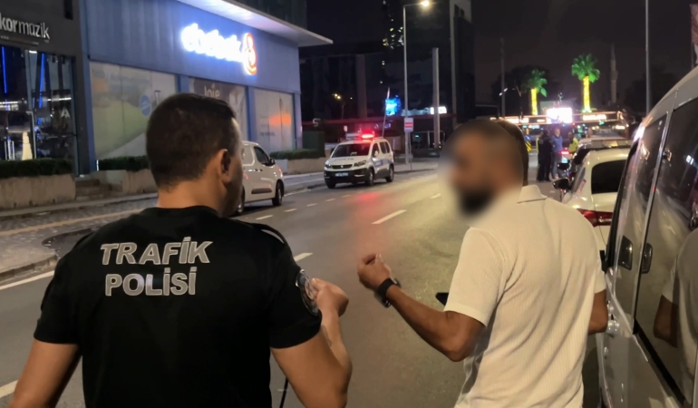ALKOLLÜ SÜRÜCÜDEN İLGİNÇ HAREKETLER.. YÜZÜNÜ SAKLADI, BASIN MENSUBUNU KAYDA ALIP KÜFÜR ETTİ "BEN BURAYA ARAÇLA GELMEDİM, KAYDINIZ YOK"