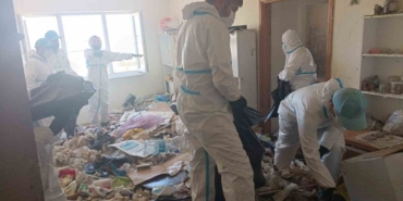 Bursa'da 28 ton çöp, bir evden çıkarıldı