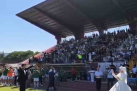 Bursa'da Düğün Günü Final Maçını Gelinlik ve Damatlıkla İzlediler