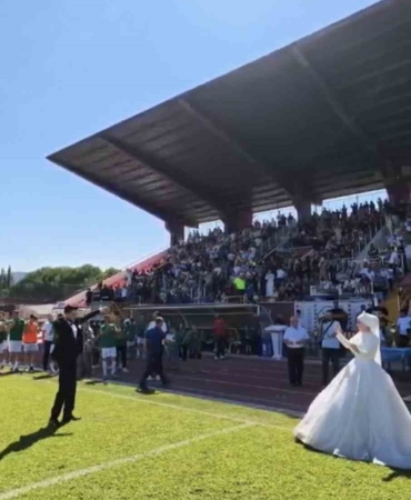 Bursa'da Düğün Günü Final Maçını Gelinlik ve Damatlıkla İzlediler