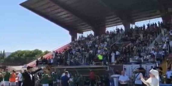 Bursa'da Düğün Günü Final Maçını Gelinlik ve Damatlıkla İzlediler