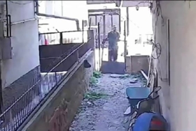 Bursa'da Hurdacı, Ev Kapısını Güpegündüz Söküp Götürdü