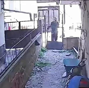 Bursa'da Hurdacı, Ev Kapısını Güpegündüz Söküp Götürdü