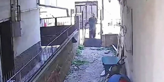 Bursa'da Hurdacı, Ev Kapısını Güpegündüz Söküp Götürdü
