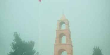 Bursa'da gençler şehitlikte temizlik çalışması yaptı