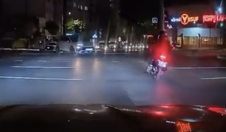 Bursa'da kırmızı ışık ihlali motosiklet kazasına yol açtı