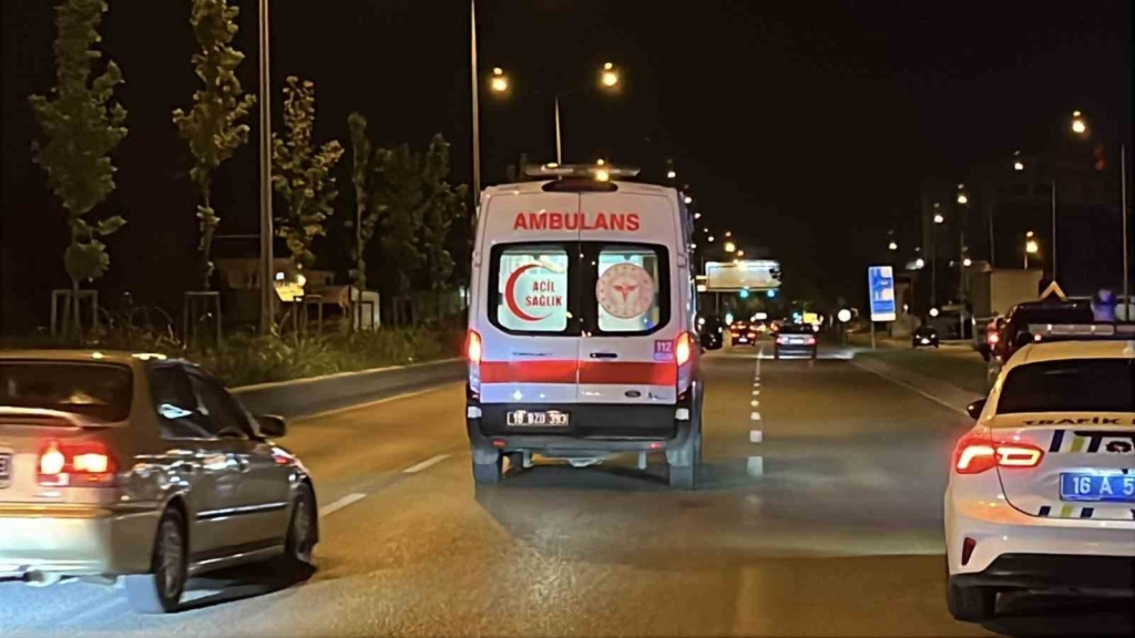 Bursa'da ters yönde giden otomobil kaza yaptı, 7 yaralı