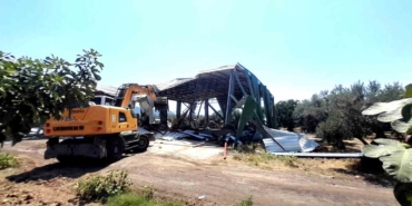 Bursa'da zeytinlikteki kaçak depo yıkıldı