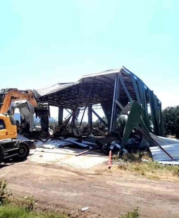 Bursa'da zeytinlikteki kaçak depo yıkıldı