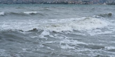 Büyükçekmece Mimar Sinan Sahil'de toprak kayması meydana geldi