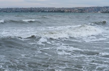 Büyükçekmece Mimar Sinan Sahil'de toprak kayması meydana geldi